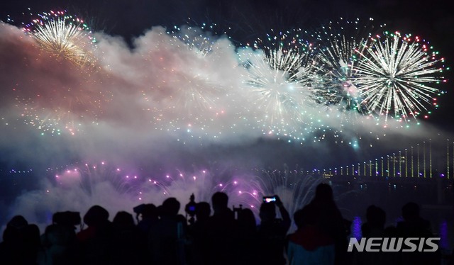 [부산=뉴시스] 하경민 기자 = '제15회 부산불꽃축제'가 열린 2019년 11월 2일 오후 부산 수영구 광안리 해수욕장 앞바다에서 화려한 불꽃쇼가 펼쳐지고 있다.  올해는 '부산에 가면…'이라는 주제로 수 만발의 불꽃이 가을 밤하늘을 수 놓았다. 2019.11.02. yulnetphoto@newsis.com