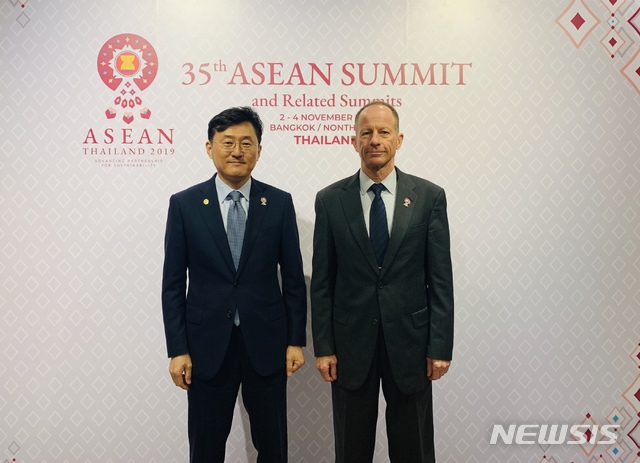 【서울=뉴시스】 2일(현지시간) 동아시아 정상회의 참석 차 태국을 방문한 데이비드 스틸웰(오른쪽) 미국 국무부 동아시아·태평양 담당 차관보와 윤순구 외교부 차관보와 나란히 기념촬영을 하고 있다. (사진=외교부 제공) 2019.11.03