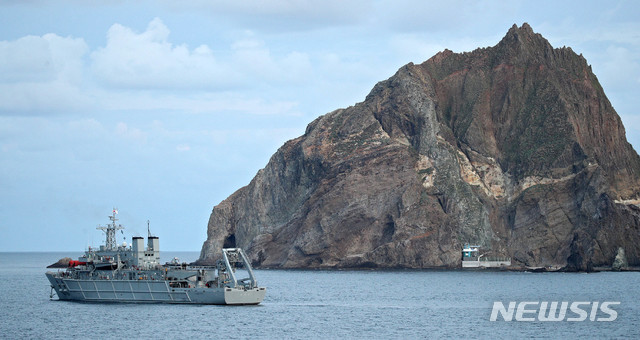 【울릉=뉴시스】김정화 기자 = 해경과 해군 등 수색당국은 3일 오전 7시30분부터 해군 청해진함에서 심해잠수사들을 투입해 나머지 실종자를 찾기 위한 수중수색과 동체 인양을 위한 정밀 탐색을 재개했다. 2019.11.03. jungk@newsis.com