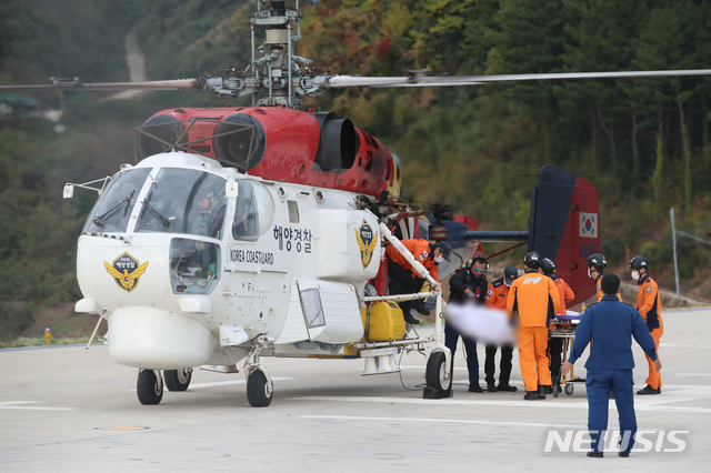 【울릉=뉴시스】김정화 기자 =3일 오전 7시40분께 소방헬기 추락사고가 발생한 독도 인근 해저에서 수습된 시신 2구가 독도 인근 해상에 머물고 있던 해경 경비함정에서 해양경찰 헬기를 통해 경북 울릉군 사동리의 해군 118전대로 이송됐다. 2019.11.03. jungk@newsis.com