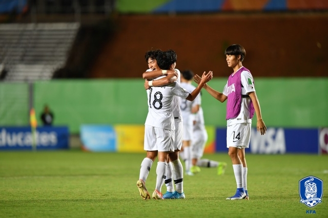 【서울=뉴시스】16강 진출에 환호하는 선수들.(사진=대한축구협회 제공)