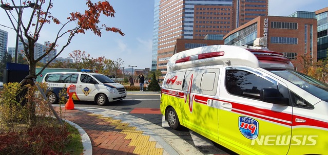 【대구=뉴시스】이은혜 기자 = 3일 오후 12시8분께 대구 달서구 신당동 계명대 동산병원 장례식장에 독도 인근 해역 소방헬기 추락사고 희생자로 추정되는 시신 2구가 이송되고 있다. 2019.11.03. ehl@newsis.com