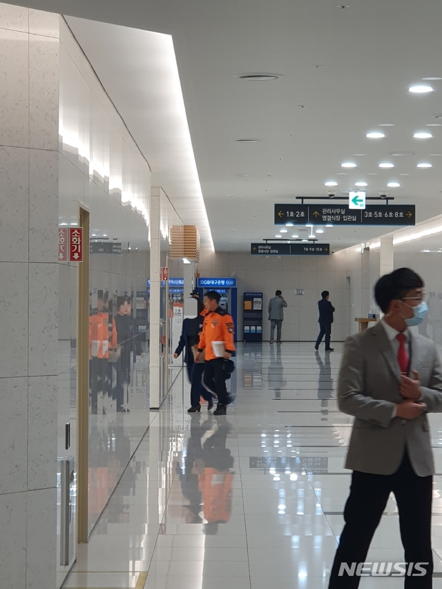 【대구=뉴시스】이은혜 기자 = 독도 추락 소방헬기 사고 시신 2구가 3일 대구시 달서구 계명대학교 동산병원 장례식장 백합원으로 옮겨졌다. 2019.11.03. ehl@newsis.com 