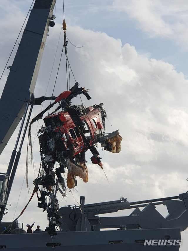 【동해=뉴시스】 김경목 기자 = 해군 청해진함 장병들이 3일 오후 독도 인근 해상에서 바다로 추락해 수심 78ｍ에 가라앉았던 소방헬기 동체를 인양하고 있다. (사진=동해지방해양경찰청 제공). 2019.11.03. photo＠newsis.com 
