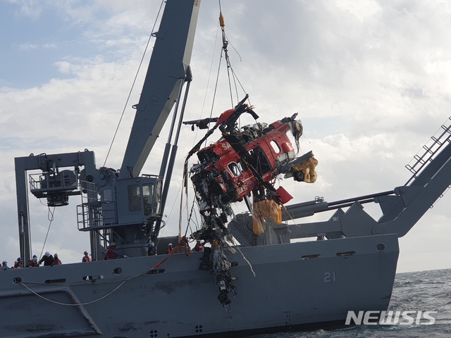 【동해=뉴시스】 김경목 기자 = 해군 청해진함 장병들이 3일 오후 독도 인근 해상에서 바다로 추락해 수심 78ｍ에 가라앉았던 소방헬기 동체를 인양하고 있다. (사진=동해지방해양경찰청 제공). 2019.11.03. photo＠newsis.com 
