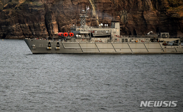 【독도=뉴시스】이무열 기자 = 소방헬기 추락사고 나흘째인 3일 오전 경북 울릉군 독도 인근 사고 해역에서 해군 청해진함이 실종자를 찾기 위해 수색작업을 재개하고 있다. 2019.11.03.lmy@newsis.com