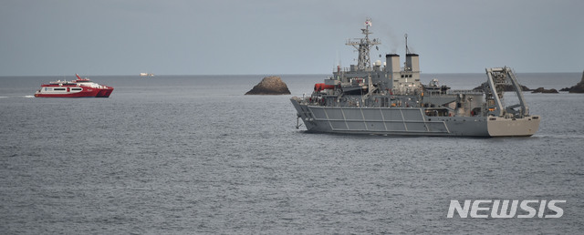 【독도=뉴시스】이무열 기자 = 소방헬기 추락사고 나흘째인 3일 오전 경북 울릉군 독도 인근 사고 해역에서 해군 청해진함이 실종자를 찾기 위해 수색작업을 재개하고 있다. 2019.11.03.lmy@newsis.com