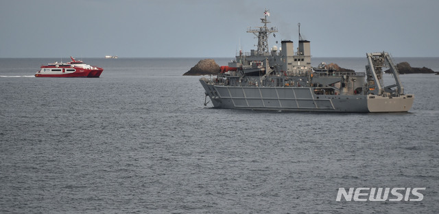 【독도=뉴시스】이무열 기자 = 소방헬기 추락사고 나흘째인 3일 오전 경북 울릉군 독도 인근 사고 해역에서 해군 청해진함이 실종자를 찾기 위해 수색작업을 재개하고 있다. 2019.11.03.lmy@newsis.com