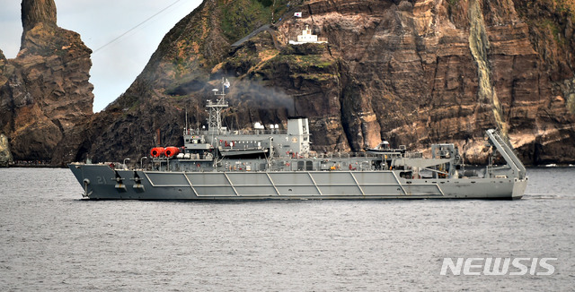 【독도=뉴시스】이무열 기자 = 소방헬기 추락사고 나흘째인 3일 오전 경북 울릉군 독도 인근 사고 해역에서 해군 청해진함이 실종자를 찾기 위해 수색작업을 재개하고 있다. 2019.11.03.lmy@newsis.com