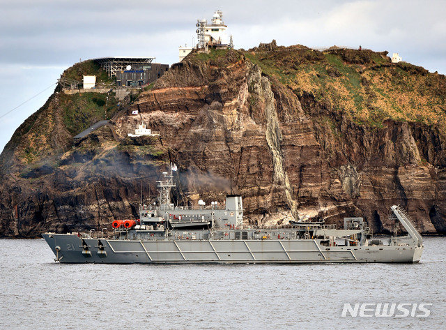 【독도=뉴시스】이무열 기자 =&nbsp; 소방헬기 추락사고 나흘째인 3일 오전 경북 울릉군 독도 인근 사고 해역에서 해군 청해진함이 실종자를 찾기 위해 수색작업을 재개하고 있다. 2019.11.03.lmy@newsis.com