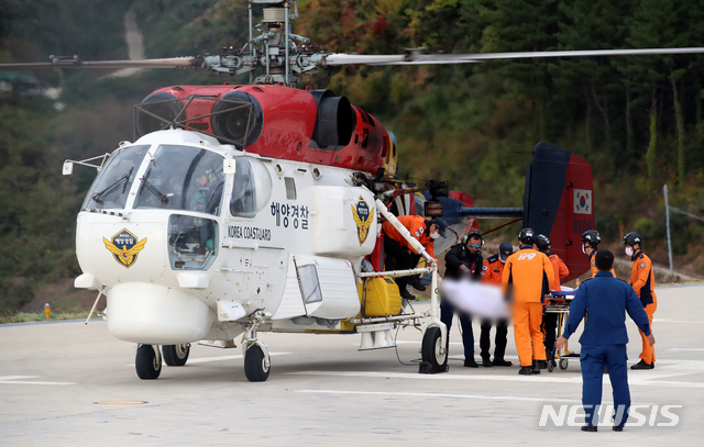 【울릉=뉴시스】이무열 기자 =&nbsp; 3일 오전 7시40분께 소방헬기 추락사고가 발생한 독도 인근 해저에서 수습된 시신 2구가 독도 인근 해상에 머물고 있던 해경 경비함정에서 해양경찰 헬기를 통해 경북 울릉군 사동리의 해군 118전대로 이송됐다. 2019.11.03.lmy@newsis.com