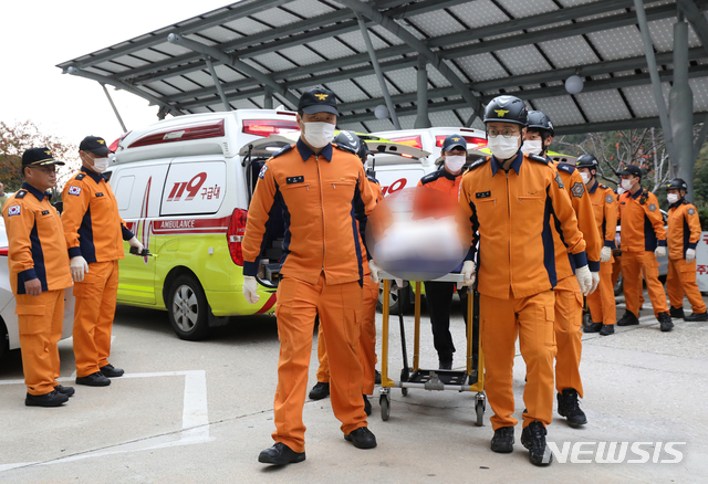 【울릉=뉴시스】이무열 기자 = 3일 오전 해경 헬기를 이용해 경북 울릉군 해군 부대로 이송된 소방헬기 추락사고 실종자 시신을 포항남부소방서 울릉119안전센터 소속 소방관들이 울릉군보건의료원으로 옮기고 있다. 2019.11.03.lmy@newsis.com