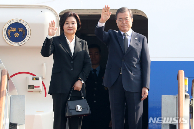 【성남=뉴시스】 박영태 기자 = 문재인 대통령과 김정숙 여사가 3일 오전 태국에서 열리는 아세안+3 정상회의에 참석하기 위해 경기도 성남 서울공항을 출국하며 손을 흔들고 있다. 2019.11.03.since1999@newsis.com
