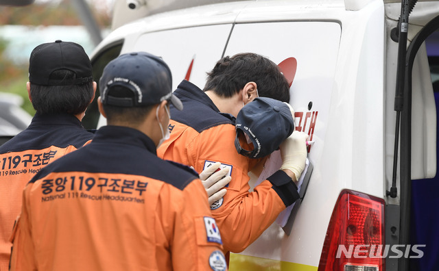 【울릉=뉴시스】이무열 기자 = 3일 오전 경북 울릉군 보건의료원에서 독도 인근 해상에 추락한 소방헬기 시신을 이송한 뒤 중앙119구조본부 대원들이 오열하고 있다. 2019.11.03. lmy@newsis.com