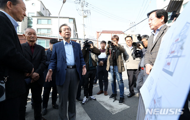 【서울=뉴시스】 고범준 기자 = 박원순 서울시장이 '새 광화문 광장'에 대한 주민들과의 현장 소통을 위해 3일 오전 서울 종로구 옥인동 인근 거리를 찾아 관계자로부터 옥인동 공공한옥 신축 추진과 관련 설명을 듣고 있다. 2019.11.03. bjko@newsis.com