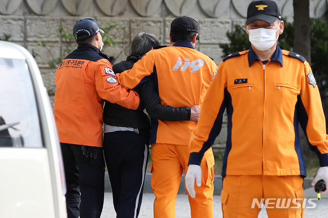 【울릉=뉴시스】이무열 기자 = 3일 오전 경북 울릉군 보건의료원에서 실종자 가족들이 의료진, 구조대원 등과 함께 실종자 시신을 확인하고 있다. 2019.11.03.lmy@newsis.com