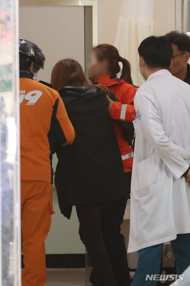 【울릉=뉴시스】이무열 기자 = 3일 오전 경북 울릉군 보건의료원에서 실종자 가족들이 의료진, 구조대원 등과 함께 실종자 시신을 확인하고 있다. 2019.11.03.lmy@newsis.com