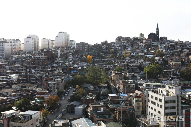 【서울=뉴시스】 이윤청 기자 = 3일 서울시는 국토교통부, 한국감정원과 합동점검반을 구성해 오는 4일부터 15일까지 한남3구역 재개발 정비사업의 시공사 입찰 및 선정과정 등에 대한 특별점검을 실시한다고 밝혔다. 사진은 3일 오후 서울 용산구 한남3구역 일대의 모습. 2019.11.03.&nbsp; radiohead@newsis.com 