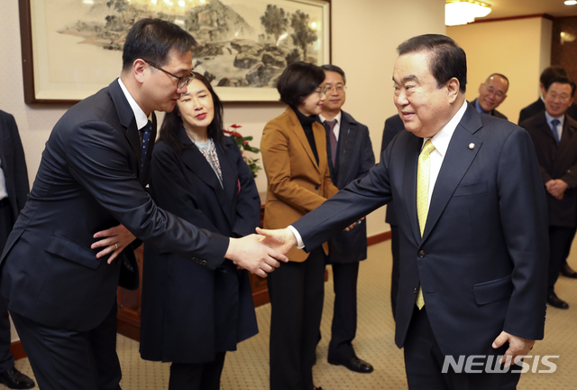 【서울=뉴시스】최진석 기자 = 문희상 국회의장이 3일 오후 서울 강서구 김포 국제공항에서 20개국(G20) 의회 정상회의 참석차 일본 출국에 앞서 수행단과 인사를 나누고 있다. 2019.11.03.myjs@newsis.com