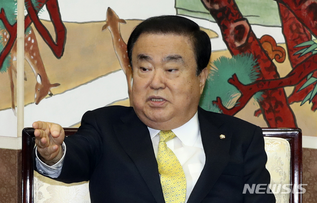 【서울=뉴시스】최진석 기자 = 문희상 국회의장이 3일 오후 서울 강서구 김포 국제공항 귀빈실에서 20개국(G20) 의회 정상회의 참석차 일본 출국에 앞서 수행단과 대화를 나누고 있다. 2019.11.03.myjs@newsis.com