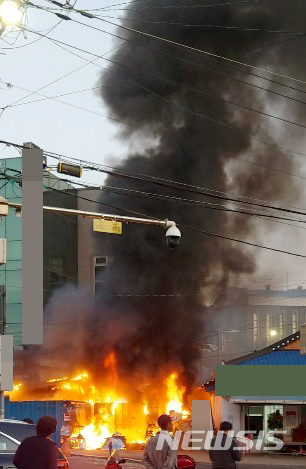 【영광=뉴시스】신대희 기자 = 3일 오후 5시39분께 전남 영광군 영광읍 한 조립식 단독주택에서 전기적 요인으로 추정되는 불이 나 소방당국에 의해 1시간만에 진화됐다. 2019.11.03. (사진 = 독자 제공) photo@newsis.com