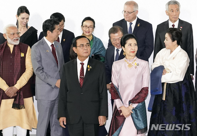 【방콕(태국)=뉴시스】 박영태 기자 = 문재인 대통령과 부인 김정숙 여사가 3일(현지시각) 오후 태국 방콕 IMPACT Challenger에서 열린 갈라만찬에 참석하며 아베 신조 일본 총리 내외와 인사하고 있다. 2019.11.03.since1999@newsis.com