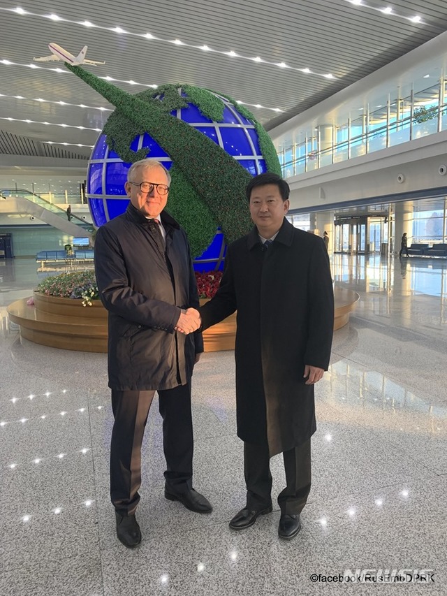 【서울=뉴시스】주(駐)북한 러시아대사관은 4일 조철수 북한 외무성 미국 국장(오른쪽)을 단장으로 하는 북한 외무성 대표단이 2019년 모스크바 비확산회의에 참가하기 위해 러시아로 떠났다고 밝혔다. 2019.11.04. (사진=주북한 러시아대사관 페이스북 캡처) photo@newsis.com&nbsp; 