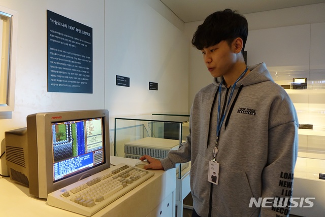 【제주=뉴시스】배상철 기자 = 제주중앙고등학교 문화콘텐츠학과를 졸업하고 넥슨 네트웍스에서 일하고 있는 강제석(21)씨가 제주시 넥슨박물관에서 게임에 대해 설명하고 있다. bsc@newsis.com