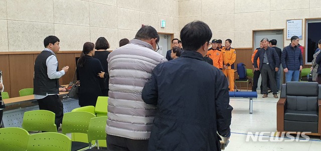 【대구=뉴시스】이은혜 기자 = 4일 오후 독도 헬기 추락사고 희생자 가족 대기실이 마련된 대구 달성군 강서소방서에서 오열하던 한 희생자 가족이 부축을 받고 있다. 2019.11.04. ehl@newsis.com