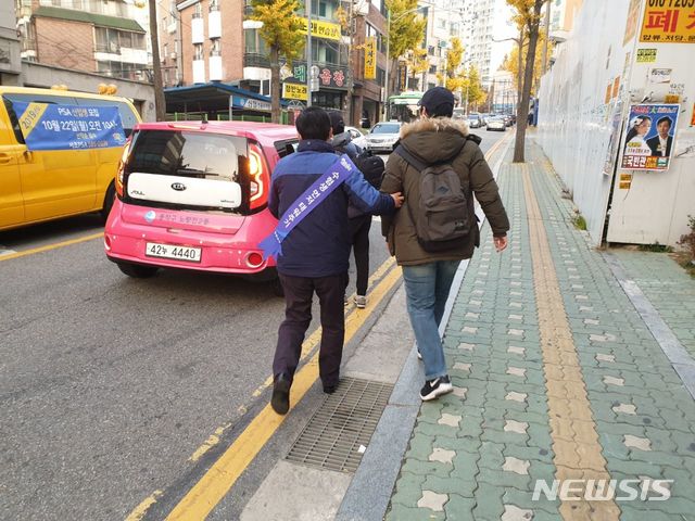 【서울=뉴시스】 서울시 동작구는 오는 14일에 치러지는 2020학년도 대학수학능력시험을 앞두고 수험생들의 편의를 위한 특별교통대책을 추진한다고 4일 밝혔다. 사진은 지난해 치러진 2019학년도 대학수학능력시험에서 동작구가 특별교통대책을 추진하는 모습이다. (사진=서울시 동작구) 2019.11.04. photo@newsis.com 