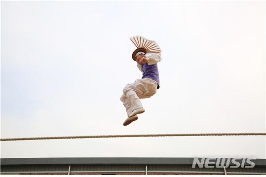 【시흥=뉴시스】 박석희 기자 = 본축제 외줄타기 장면.