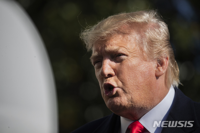 【워싱턴=AP/뉴시스】도널드 트럼프 미국 대통령이 3일(현지시간) 백악관 기자들에게 발언하고 있다. 그는 이날 미중 1단계 무역협정을 미국 내 모처에서 서명할 것이라고 밝혔다. 2019.11.04. 