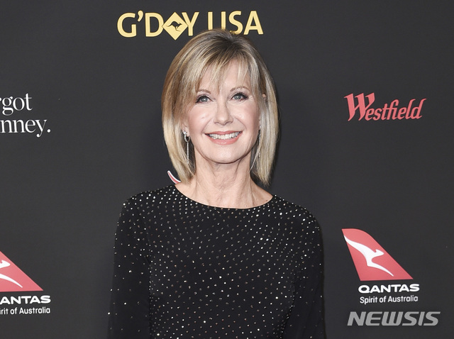 【로스앤젤레스=AP/뉴시스】할리우드 영화 배우 올리비아 뉴튼 존(71)이 영화 '그리스'에서 입은 가죽 재킷과 바지가 40만5700달러(약 4억 7073만 원)에 팔렸다. 미국 현지 경매회사 줄리엔스 옥션은 3일(현지시간) 베버리힐스에서 2일 열린 경매에서 1978년 개봉된 영화 '그리스'에서 뉴튼 존이 입은 이 의상들이 모두 이 액수에 낙찰됐다고 밝혔다.뉴튼 존이 2018년 1월27일 로스엔젤레스에서 열린 한 갈라쇼에 참석하고 있다 2019.11.04.