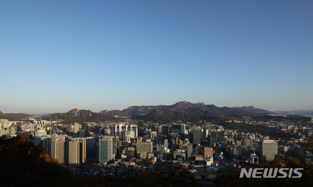 【서울=뉴시스】 이윤청 기자 = 미세먼지 농도가 전 권역에서 '보통~좋음' 수준을 보인 지난 4일 오전 서울 중구 남산에서 바라본 서울 도심이 맑다. 2019.11.04. radiohead@newsis.com