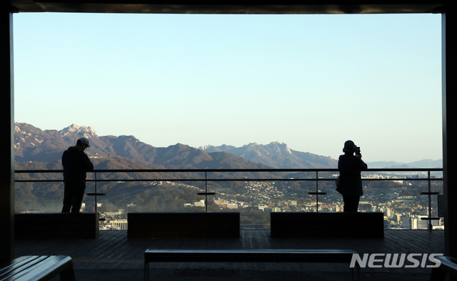 【서울=뉴시스】 이윤청 기자 = 미세먼지 농도가 전 권역에서 '보통~좋음' 수준을 보인 지난 4일 오전 서울 중구 남산에서 바라본 서울 도심이 맑다. 2019.11.04. radiohead@newsis.com
