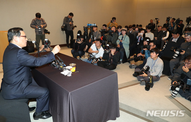 【서울=뉴시스】고승민 기자 = 황교안 자유한국당 대표의 '1호 영입'으로 이름을 올렸다 '공관병 갑질' 등을 이유로 보류된 박찬주 전 육군대장이 4일 서울 여의도 63스퀘어 별관에서 갑질 논란 관련 기자회견을 하고 있다. 2019.11.04.  kkssmm99@newsis.com