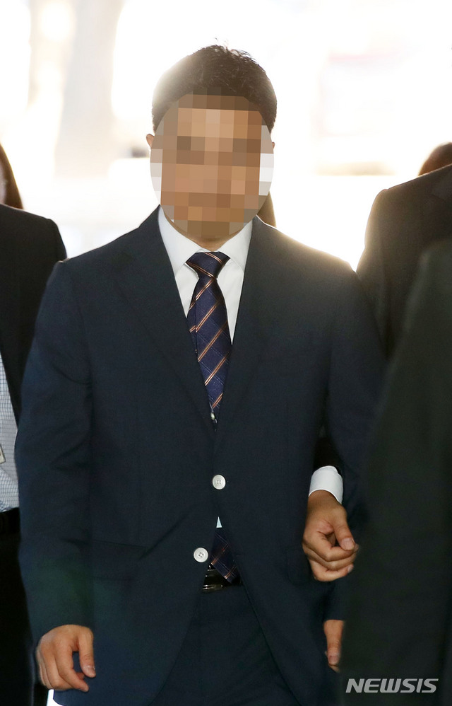 [서울=뉴시스] 고범준 기자 = 골관절염 유전자 치료제 '인보사케이주'(인보사)의 허가를 받기 위해 성분을 속인 혐의를 받고 있는 코오롱생명과학 조모 이사가 구속 전 피의자심문(영장실질심사)을 받기 위해 지난해 11월 4일 오전 서울 서초구 서울중앙지법으로 출석하고 있다. 2019.11.04. bjko@newsis.com