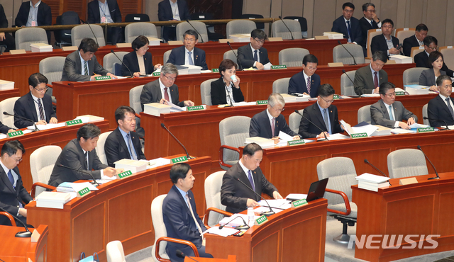 【서울=뉴시스】김명원 기자 = 홍남기 경제부총리 겸 기획재정부 장관 등 26개 경제부터 국무위원들이 4일 오전 서울 여의도 국회 제2회의장에서 열린 예산결산특별위원회 전체회의에 참석해 자리하고 있다. 2019.11.04.&nbsp; kmx1105@newsis.com