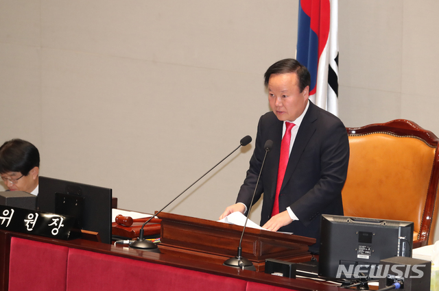 【서울=뉴시스】김명원 기자 = 김재원 예산결산위원장이 4일 오전 서울 여의도 국회 제2회의장에서 열린 예산결산특별위원회 전체회의에 참석해 회의를 진행하고 있다. 2019.11.04.&nbsp; kmx1105@newsis.com