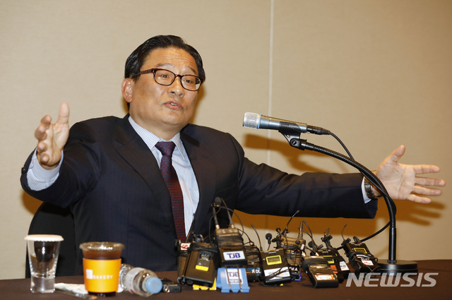 【서울=뉴시스】고승민 기자 = 황교안 자유한국당 대표의 '1호 영입'으로 이름을 올렸다 '공관병 갑질' 등을 이유로 보류된 박찬주 전 육군대장이 4일 서울 여의도 63스퀘어 별관에서 갑질 논란 관련 기자회견을 하고 있다. 2019.11.04. kkssmm99@newsis.com