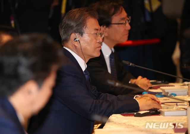 【방콕(태국)=뉴시스】 박영태 기자 = 문재인 대통령이 4일 태국 방콕의 임팩트 포럼에서 열린 제21차 아세안+3 정상회의에 참석해 각 국 정상의 발언을 듣고 있다. 2019.11.04.&nbsp;&nbsp; since1999@newsis.com