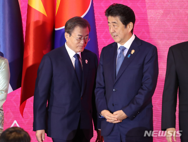 【방콕(태국)=뉴시스】 박영태 기자 = 문재인 대통령이 4일 태국 방콕의 임팩트 포럼에서 열린 제22차 아세안+3 정상회의 기념촬영을 위해 아베 신조 일본 총리 옆을 지나가고 있다. 2019.11.04.&nbsp; since1999@newsis.com 