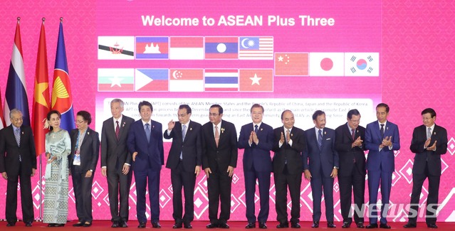 【방콕(태국)=뉴시스】 박영태 기자 = 문재인 대통령이 4일 태국 방콕의 임팩트 포럼에서 열린 제22차 아세안+3 정상회의에 참석해 각국 정상들과 기념촬영을 하고 있다. 왼쪽 네번째부터 리셴룽 싱가포르 총리, 아베 신조 일본 총리, 리커창 중국 총리, 쁘라윳 짠-오차 태국 총리, 문재인 대통령, 응우옌 쑤언 푹 베트남 총리, 하사날 볼키아 브루나이 국왕, 훈 센 캄보디아 총리, 조코 위도도 인도네시아 대통령, 통룬 시술릿 라오스 총리. 2019.11.04. since1999@newsis.com