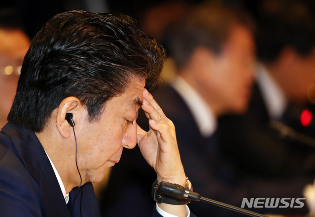 【방콕(태국)=뉴시스】 박영태 기자 = 아베 신조 일본 총리가 4일 태국 방콕의 임팩트 포럼에서 열린 제22차 아세안+3 정상회의에 참석해 문재인 대통령의 발언을 듣고 있다. 2019.11.04.&nbsp; since1999@newsis.com 