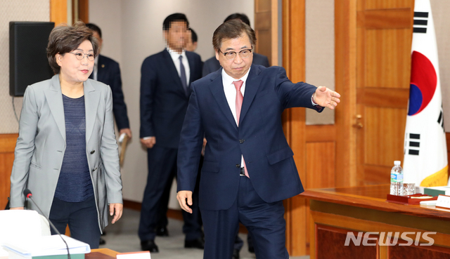 【서울=뉴시스】국회사진기자단 = 국회 정보위원장이혜훈 위원장(·왼쪽)과 서훈 국가정보원장이 4일 서울 서초구 국가정보원에서 열린 국회 정보위원회의 국가정보원에 대한 국정감사장에 들어서고 있다. 2019.11.04.&nbsp; photo@newsis.com