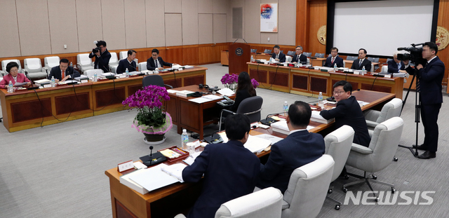 【서울=뉴시스】국회사진기자단 = 서훈 국가정보원장와 전해철, 한선교 등 여야 위원들이 4일 서울 서초구 국가정보원에서 열린 국회 정보위원회의 국가정보원에 대한 국정감사장에 자리하고 있다 이날 국감에서 여야는 잇단 미사일 발사 등 최근 북한의 동향 및 향후 한반도 비핵화 프로세스 및 북미 정상회담 전망 등을 물을 전망이다. 2019.11.04. photo@newsis.com