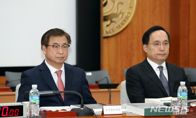 【서울=뉴시스】국회사진기자단 = 서훈 국정원장과 간부들이 4일 오전 서울 서초구 국가정보원에서 열린 국회 정보위의 국정원 국정감사에 참석해 감사 시작을 기다리고 있다. 오른쪽은 김상균 2차장. 2019.11.04. photo@newsis.com
