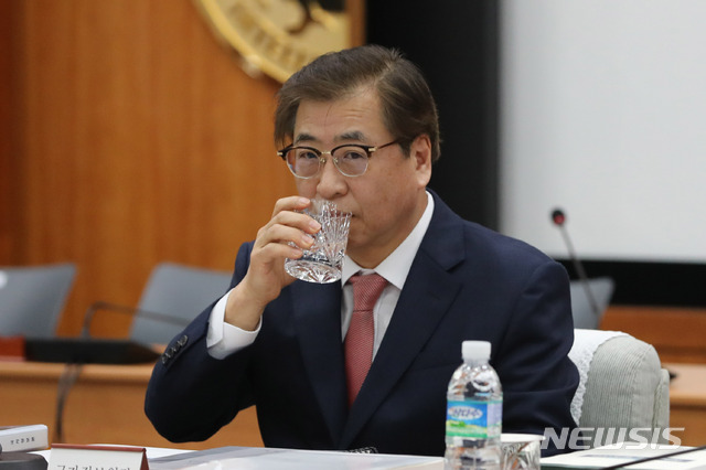【서울=뉴시스】국회사진기자단 = 서훈 국정원장이 4일 오전 서울 서초구 국가정보원에서 열린 국회 정보위의 국정원 국정감사에 참석해 감사 시작을 기다리며 물을 마시고 있다. 2019.11.04.&nbsp; photo@newsis.com