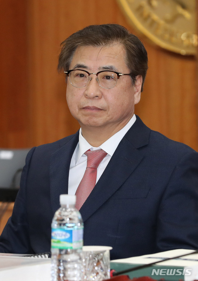 【서울=뉴시스】국회사진기자단 = 서훈 국정원장이 4일 오전 서울 서초구 국가정보원에서 열린 국회 정보위의 국정원 국정감사에 참석해 감사 시작을 기다리고 있다. 2019.11.04.&nbsp; photo@newsis.com