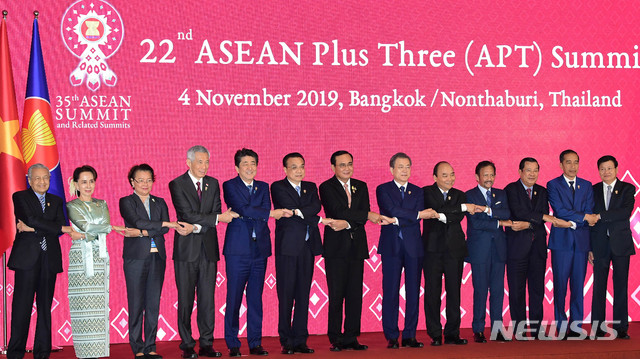 【방콕(태국)=뉴시스】 박영태 기자 = 문재인 대통령이 4일 태국 방콕의 임팩트 포럼에서 열린 제22차 아세안+3 정상회의에 참석해 각 국 정상들과 기념촬영을 하고 있다. 왼쪽부터 마하티르 모하맛 말레이시아 총리, 아웅산 수치 미얀마 국가고문, 주네버 마힐럼-웨스트 필리핀 외교부 아세안 담당 차관보, 리셴룽 싱가포르 총리, 아베 신조 일본 총리, 리커창 중국 총리, 쁘라윳 짠-오차 태국 총리, 문재인 대통령, 응우옌 쑤언 푹 베트남 총리, 하사날 볼키아 브루나이 국왕, 훈 센 캄보디아 총리, 조코 위도도 인도네시아 대통령, 통룬 시술릿 라오스 총리. 2019.11.04. since1999@newsis.com 